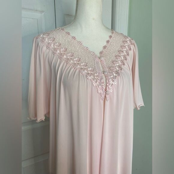 Vintage 80s/90s Soft Pink Flowy & Large Shadow Line Robe - Picture 2 of 11